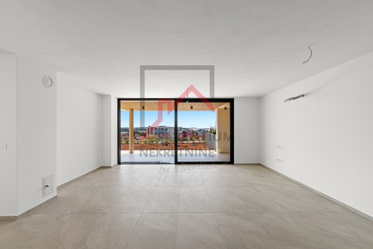Istria, Cittanova – Appartamento premium al piano terra con giardino, terrazza e vista mare