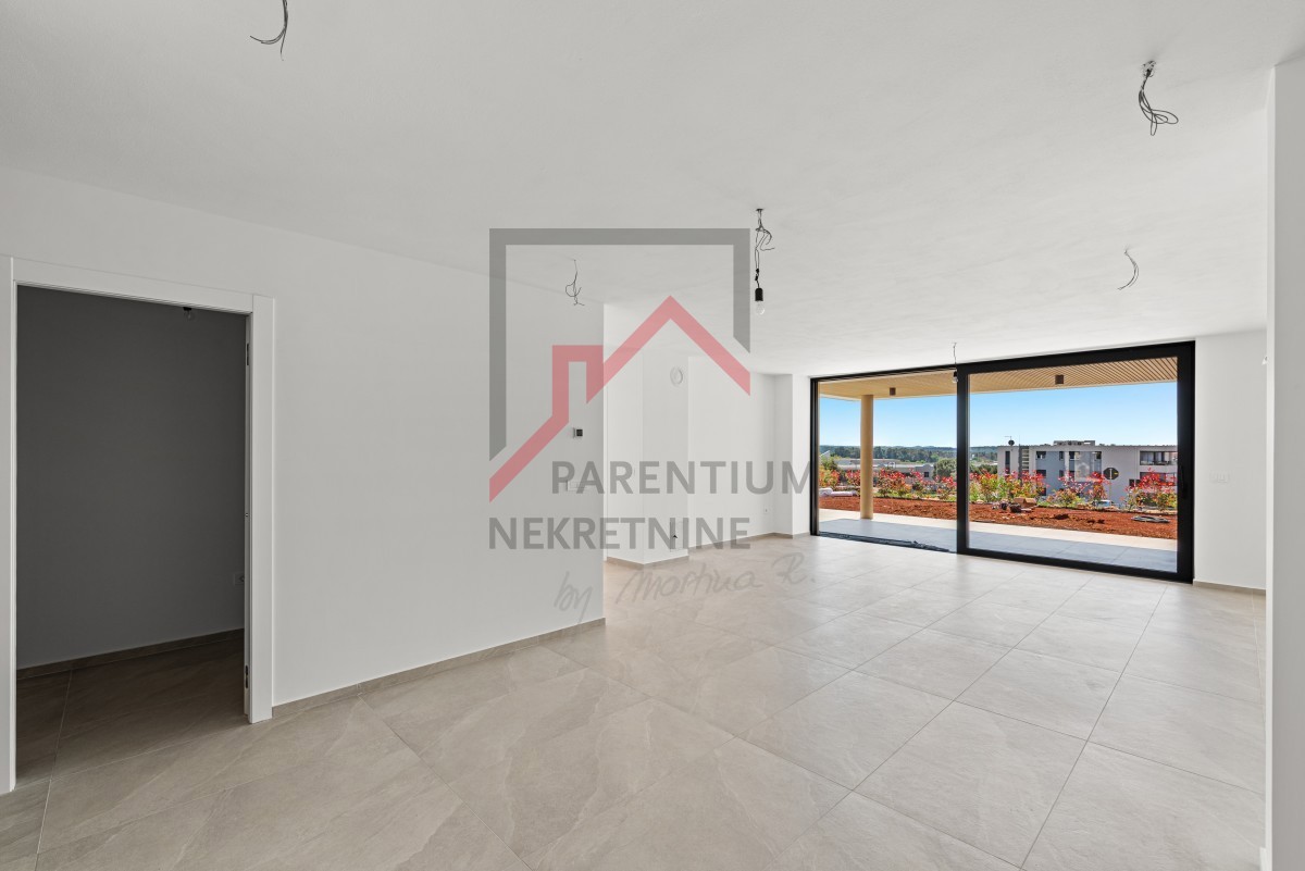 Istria, Cittanova – Appartamento premium al piano terra con giardino, terrazza e vista mare