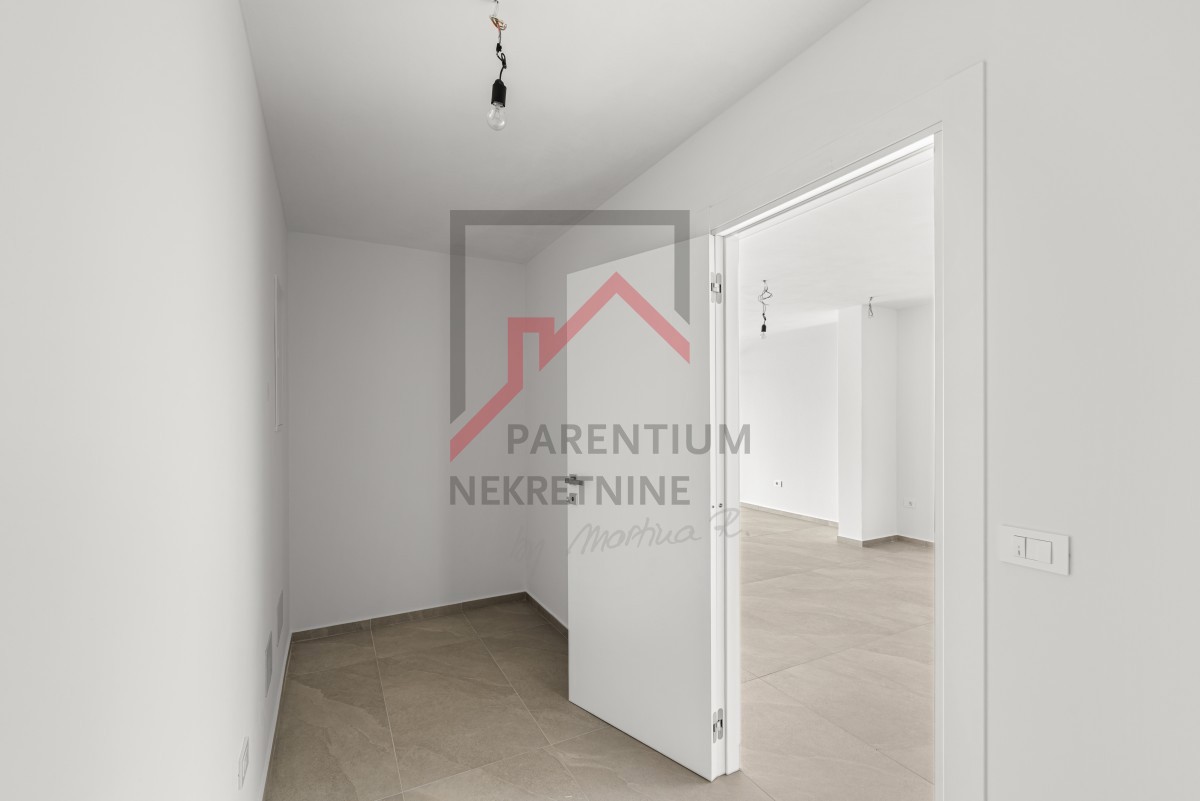 Istria, Cittanova – Appartamento premium al piano terra con giardino, terrazza e vista mare
