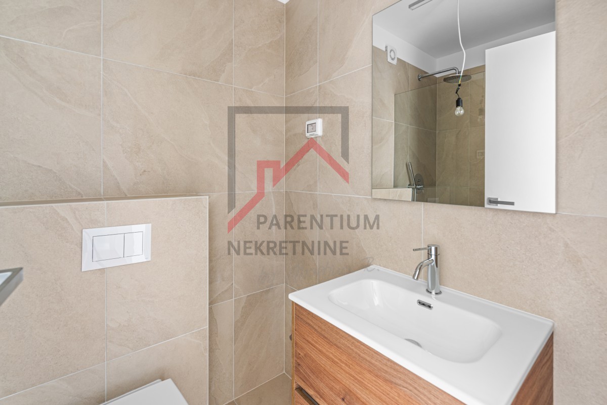 Istria, Cittanova – Appartamento premium al piano terra con giardino, terrazza e vista mare