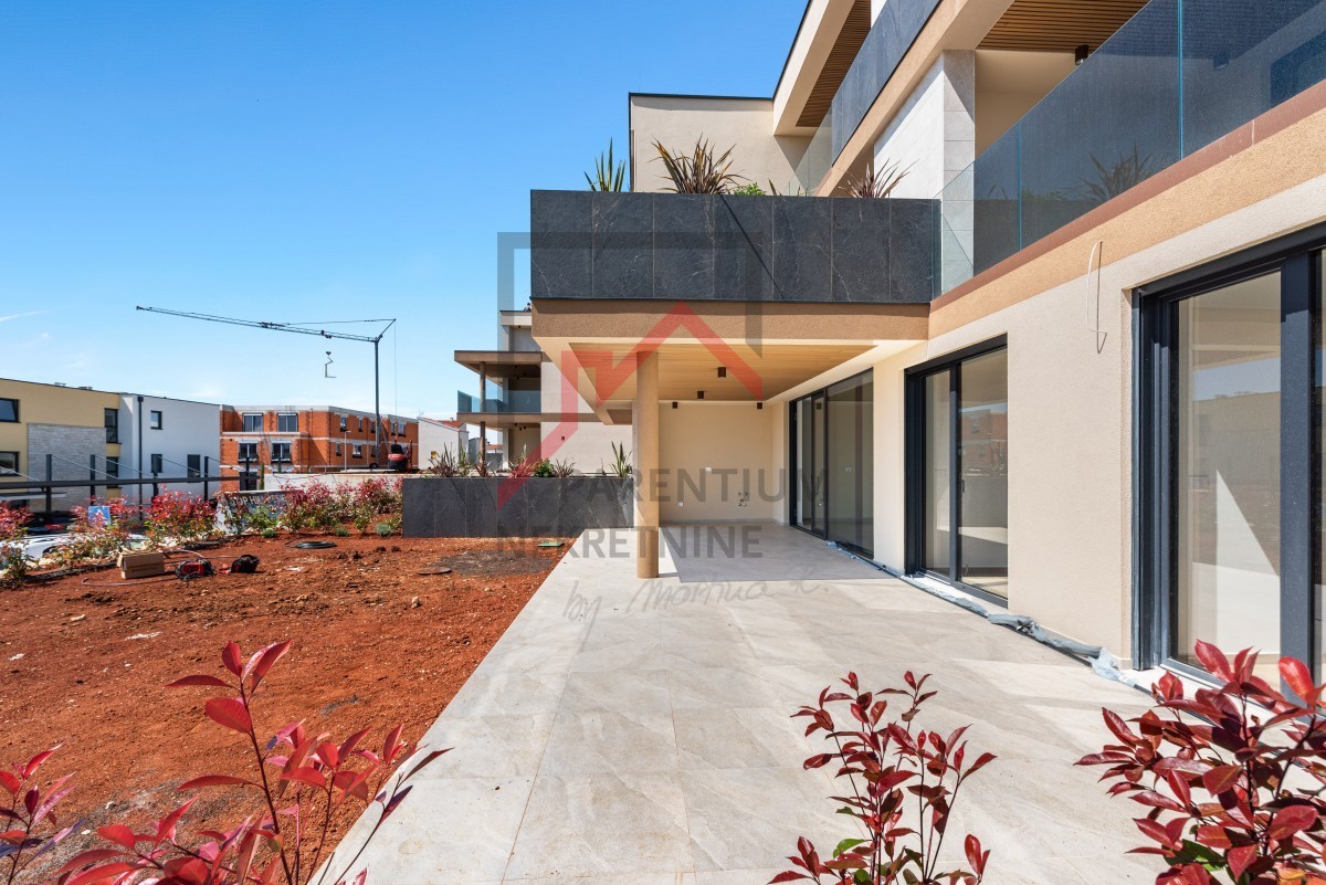 Istria, Cittanova – Appartamento premium al piano terra con giardino, terrazza e vista mare