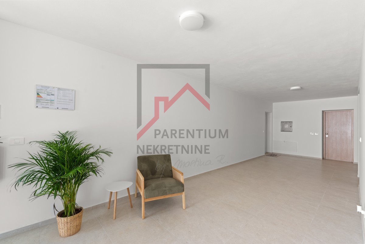 Istria, Cittanova – Appartamento premium al piano terra con giardino, terrazza e vista mare