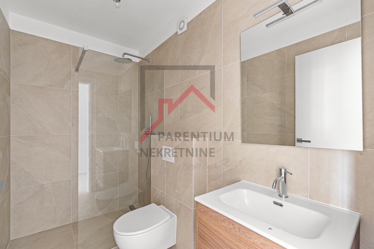 Istria, Cittanova – Appartamento premium al piano terra con giardino, terrazza e vista mare