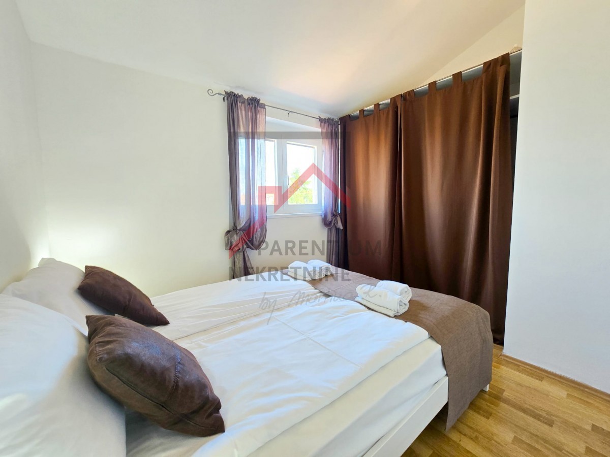 APPARTAMENTO VICINO AL CENTRO CITTÀ E ALLA SPIAGGIA CON VISTA PANORAMICA SUL MARE E SULLA CITTÀ DI PARENZO