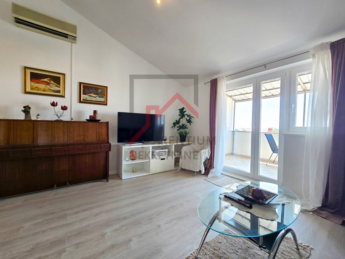 APPARTAMENTO VICINO AL CENTRO CITTÀ E ALLA SPIAGGIA CON VISTA PANORAMICA SUL MARE E SULLA CITTÀ DI PARENZO