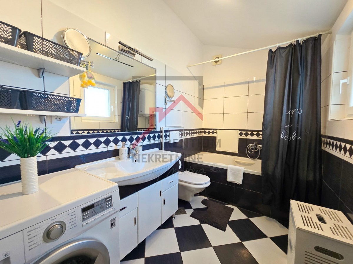 APPARTAMENTO VICINO AL CENTRO CITTÀ E ALLA SPIAGGIA CON VISTA PANORAMICA SUL MARE E SULLA CITTÀ DI PARENZO