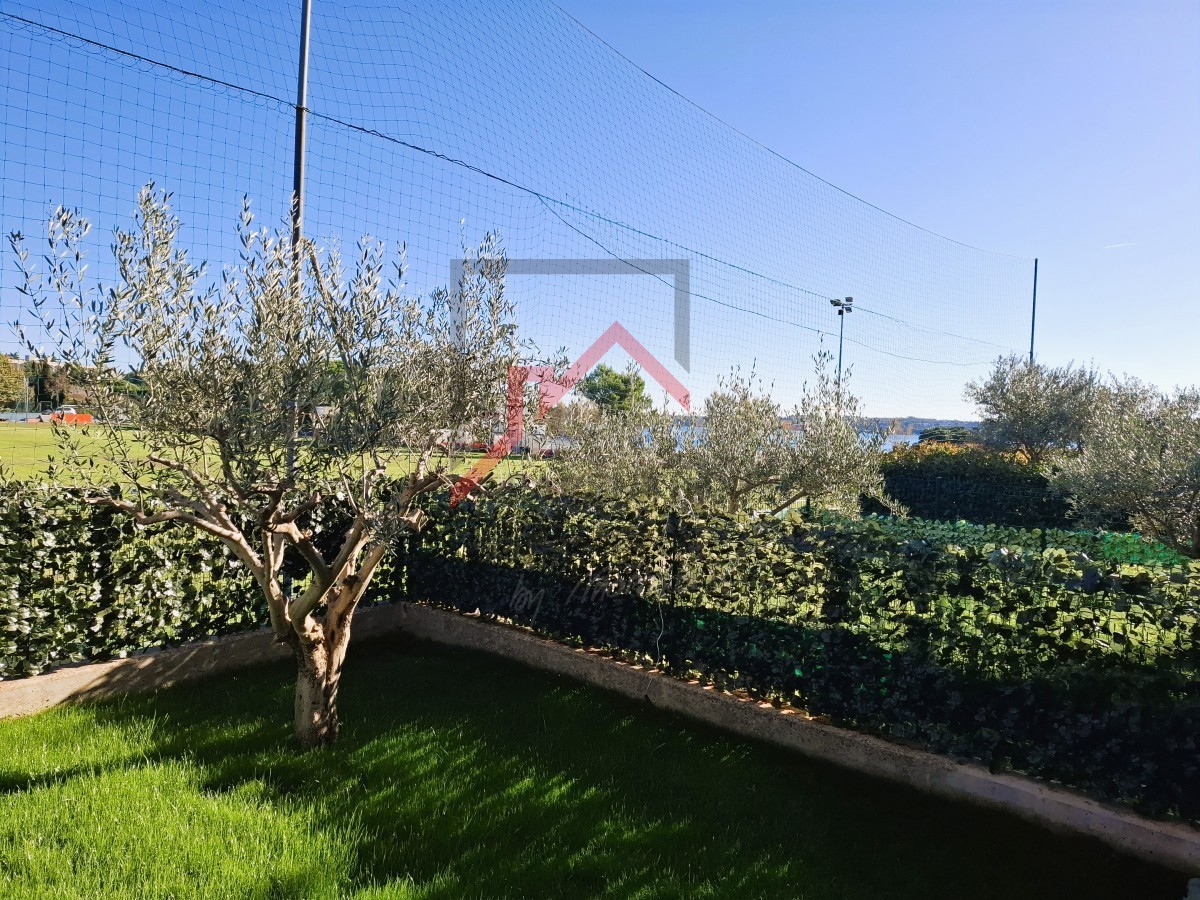 Istria, Cittanova – Appartamento con giardino privato, vista mare e vasca idromassaggio