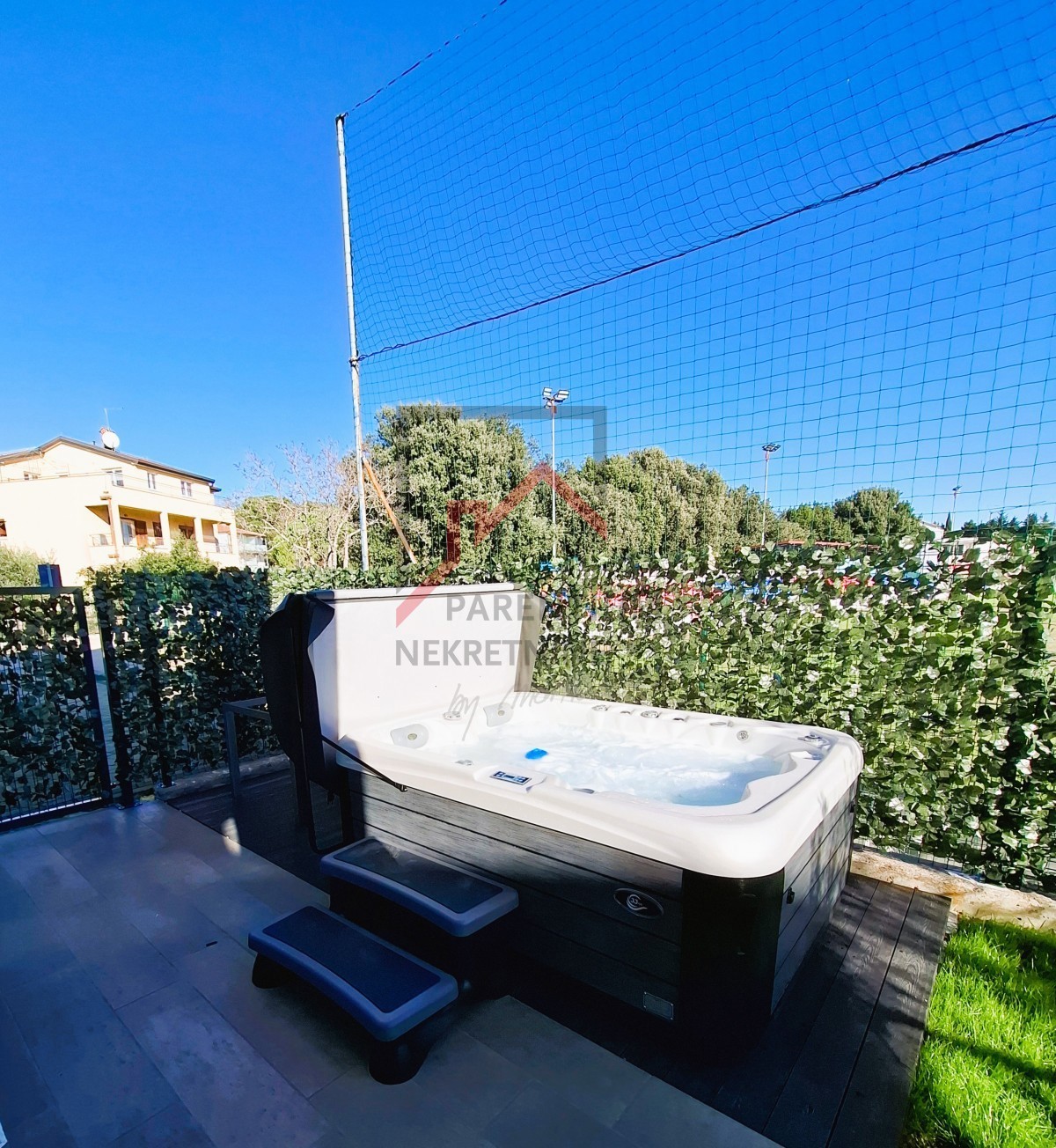 Istria, Cittanova – Appartamento con giardino privato, vista mare e vasca idromassaggio