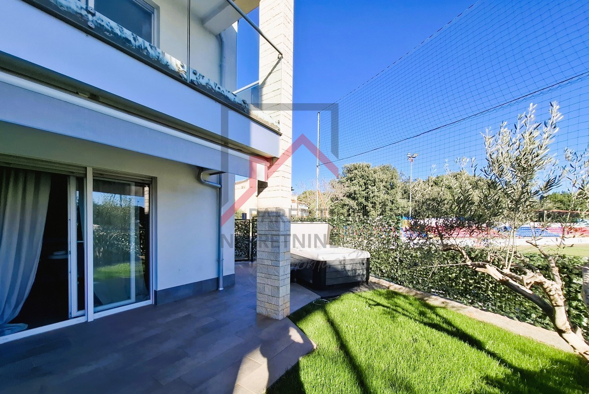 Istria, Cittanova – Appartamento con giardino privato, vista mare e vasca idromassaggio