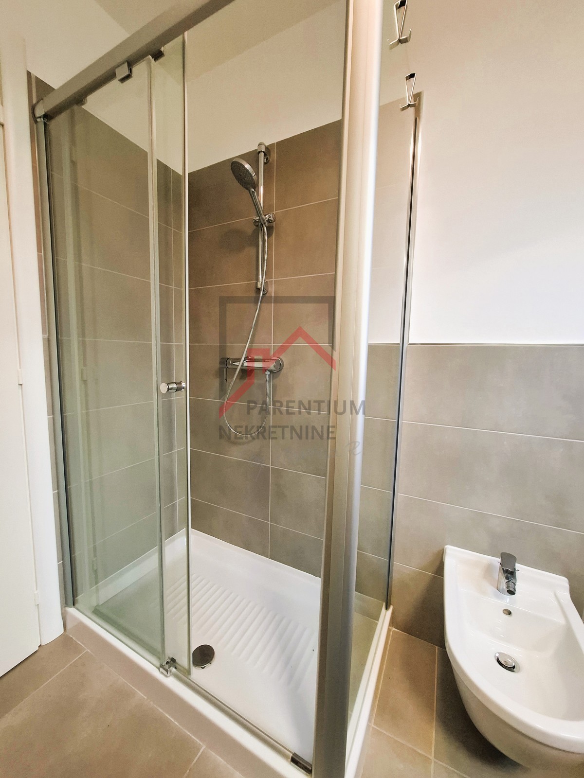 Istria, Cittanova – Appartamento con giardino privato, vista mare e vasca idromassaggio