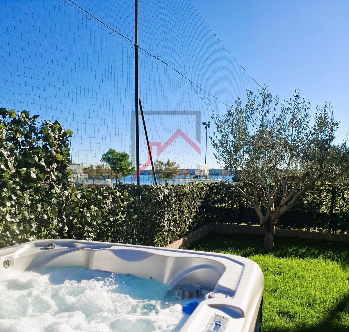 Istria, Cittanova – Appartamento con giardino privato, vista mare e vasca idromassaggio