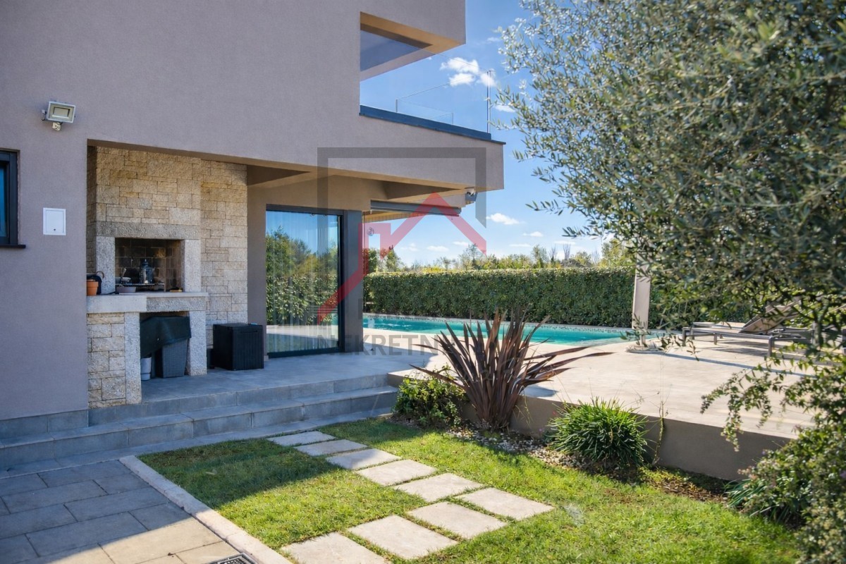 Villa con piscina, a soli 500 metri dalle prime spiagge.