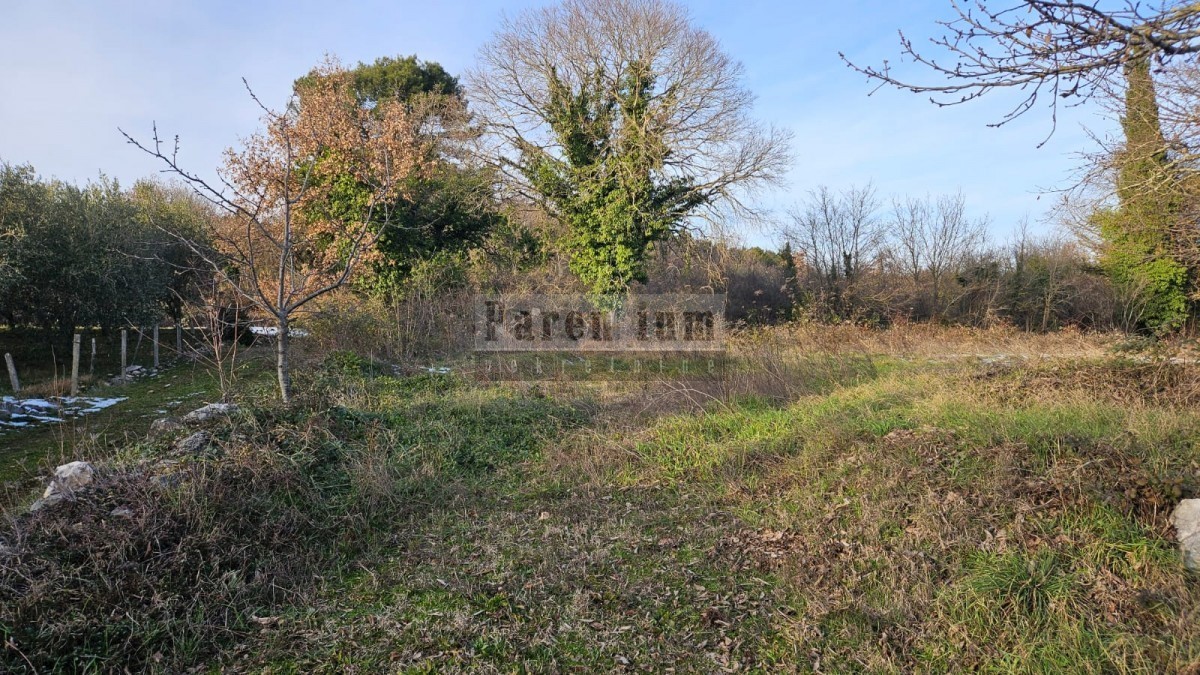Terreno edificabile con permesso di costruire per la costruzione di una villa con piscina
