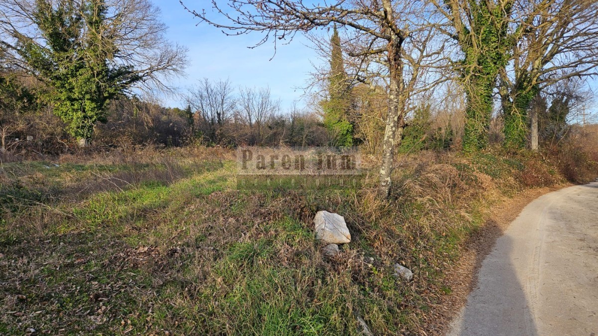 Terreno edificabile con permesso di costruire per la costruzione di una villa con piscina