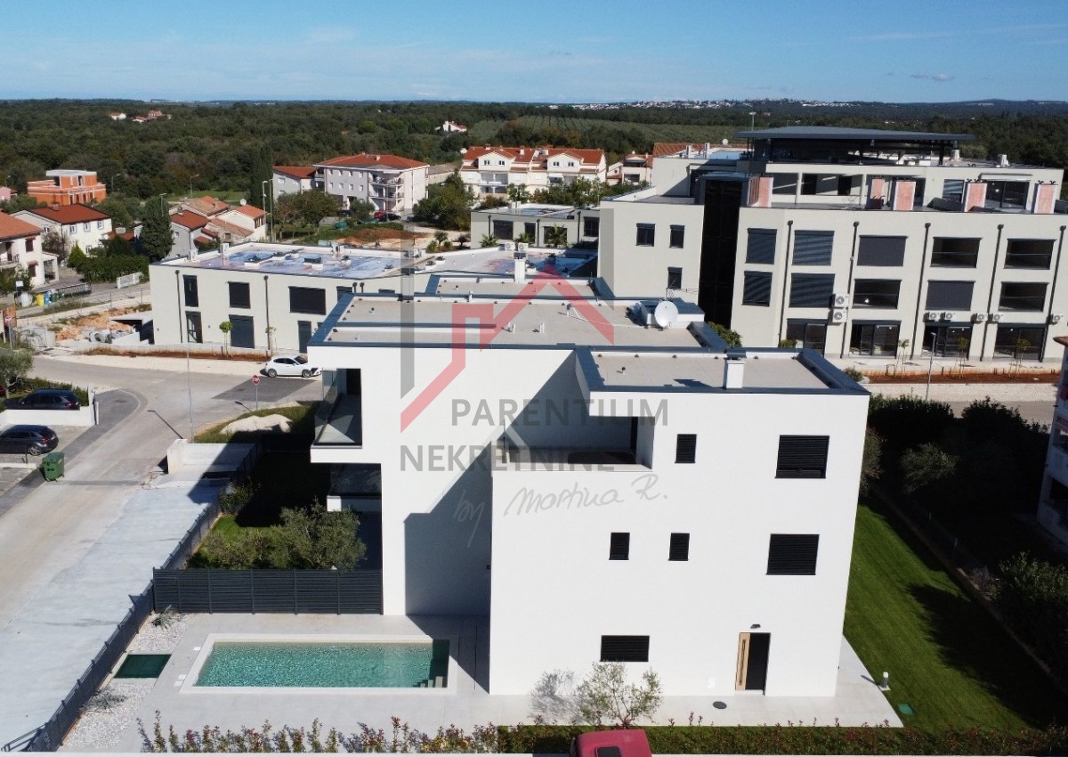 Poreč, Casa di Lusso con Piscina e Vista Mare!