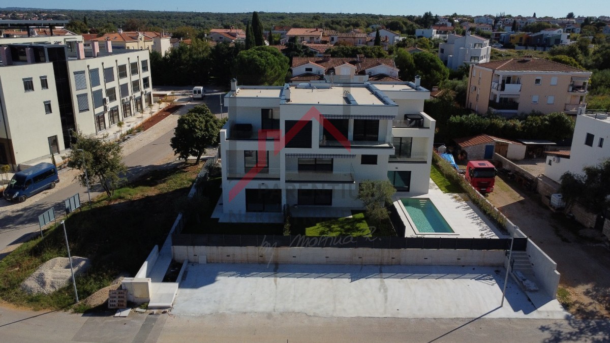 Poreč, Casa di Lusso con Piscina e Vista Mare!