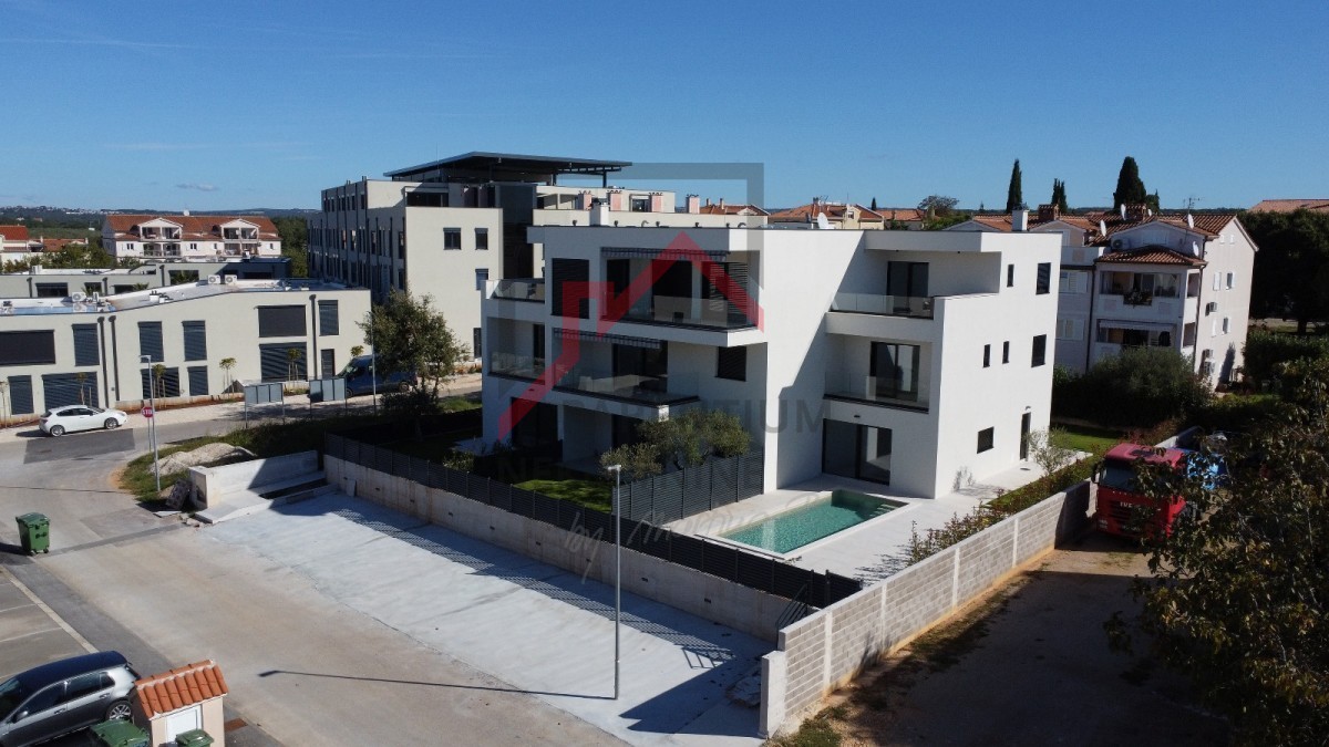 Poreč, Casa di Lusso con Piscina e Vista Mare!