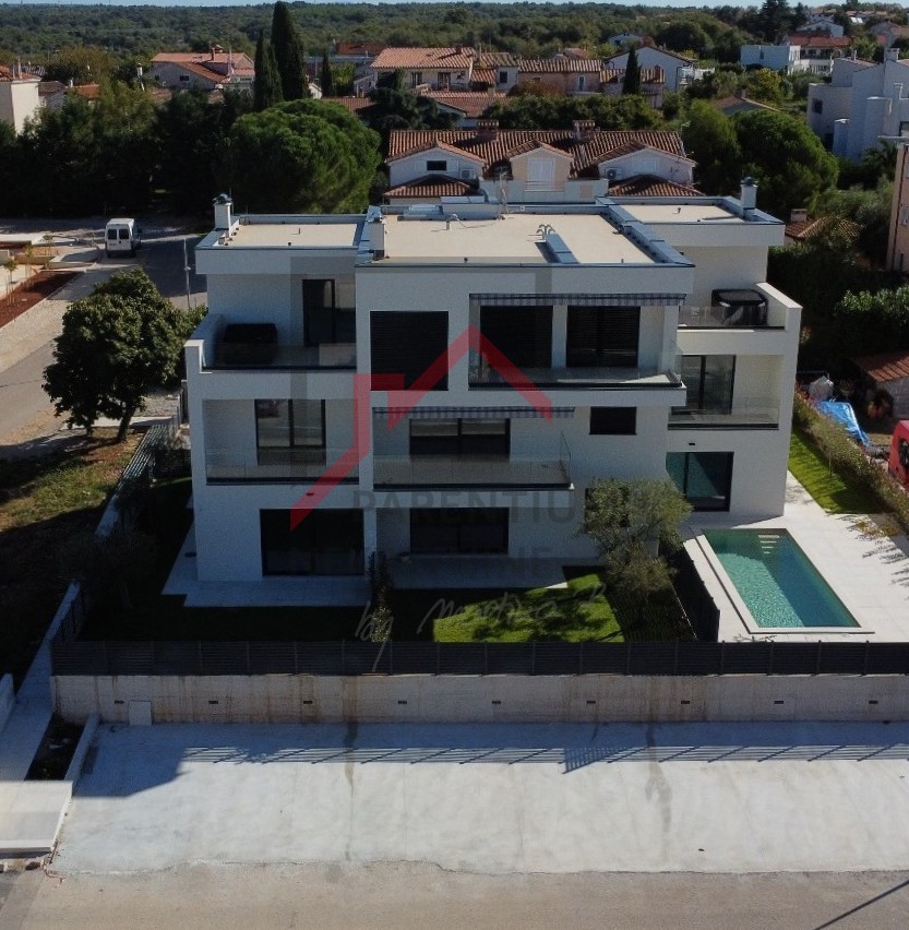 Poreč, Casa di Lusso con Piscina e Vista Mare!