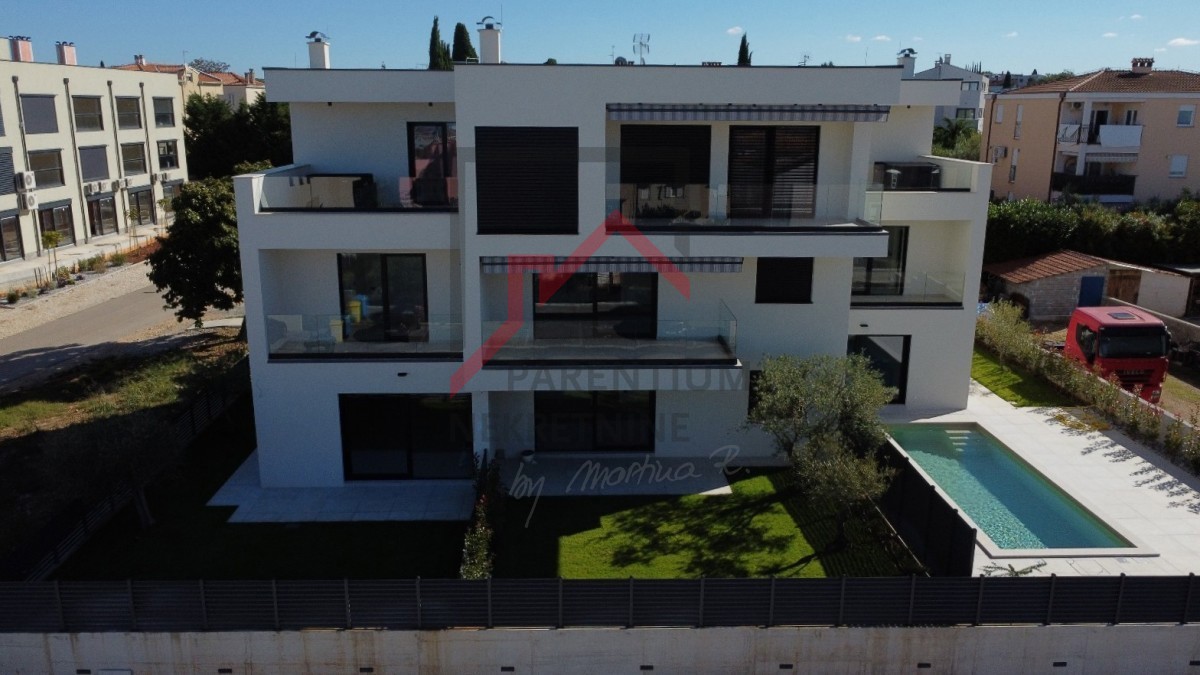 Poreč, Casa di Lusso con Piscina e Vista Mare!
