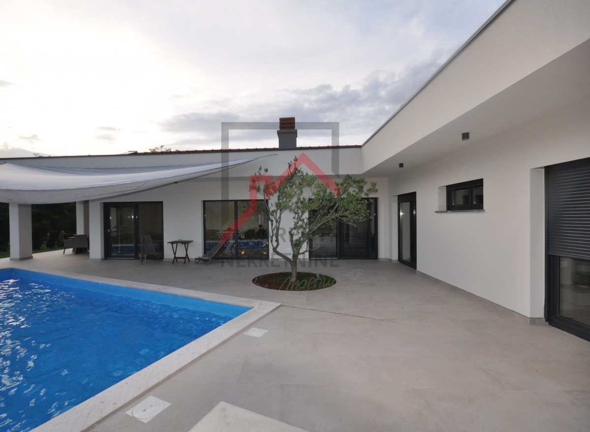 Casa con piscina ai margini del villaggio, con vista sulla foresta