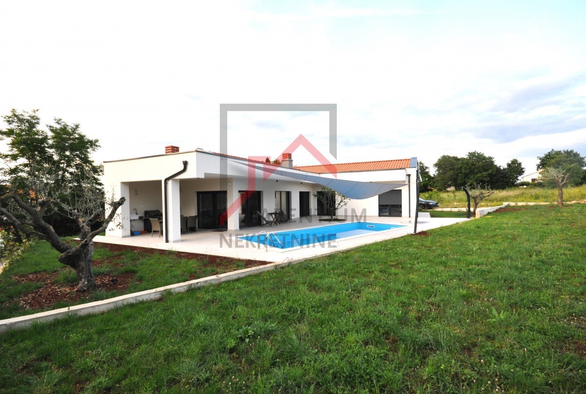 Casa con piscina ai margini del villaggio, con vista sulla foresta