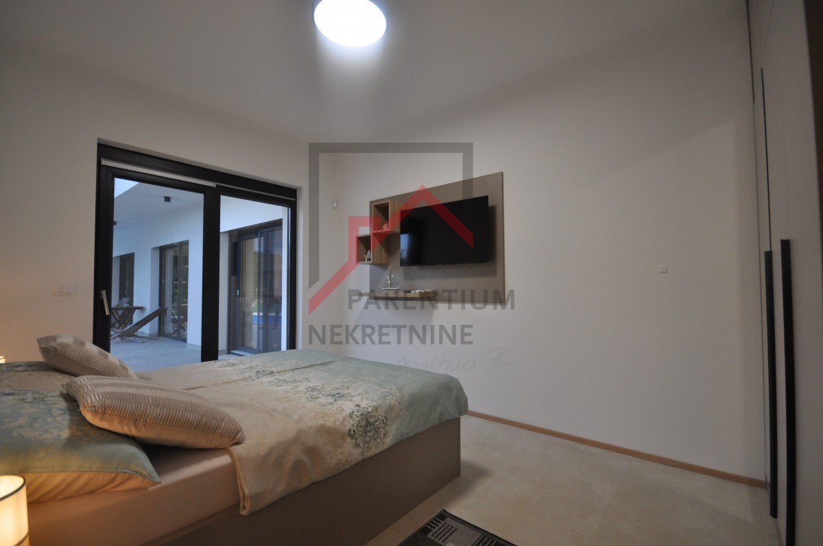 Casa con piscina ai margini del villaggio, con vista sulla foresta