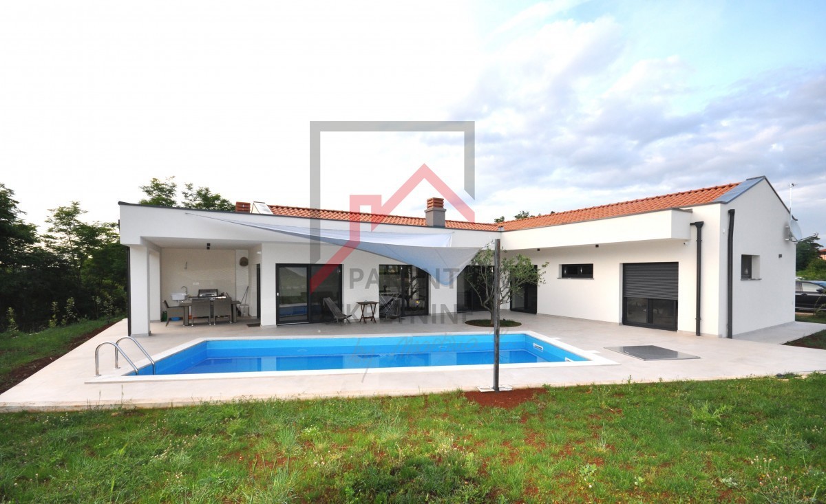 Casa con piscina ai margini del villaggio, con vista sulla foresta