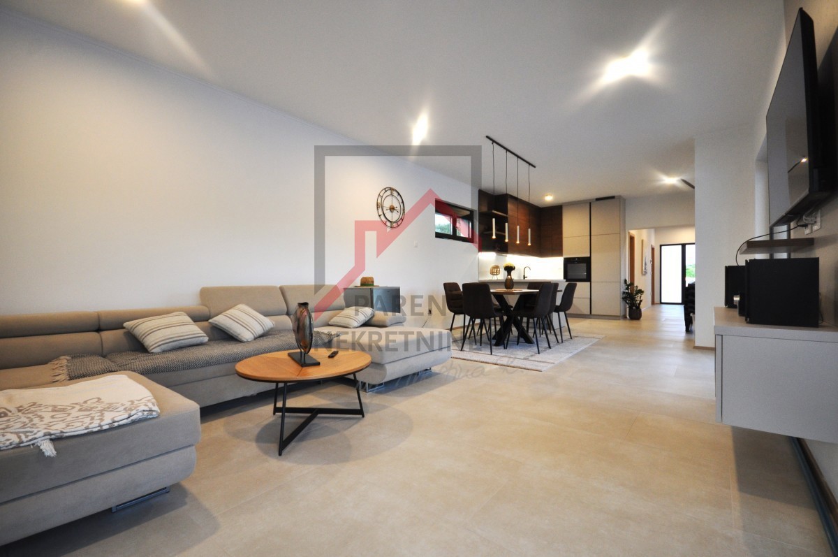 Casa con piscina ai margini del villaggio, con vista sulla foresta