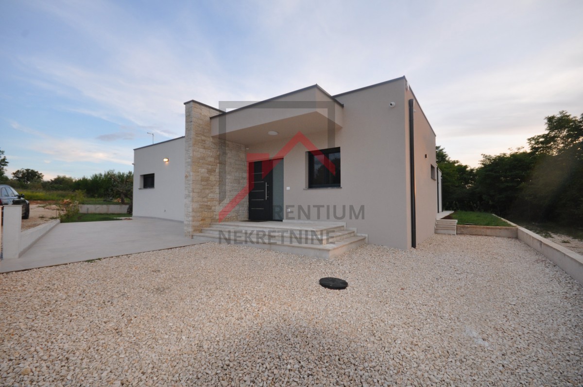 Casa con piscina ai margini del villaggio, con vista sulla foresta