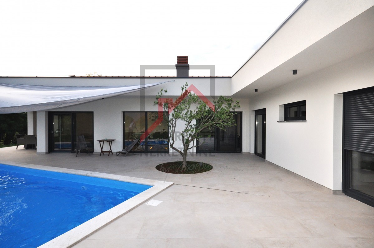 Casa con piscina ai margini del villaggio, con vista sulla foresta