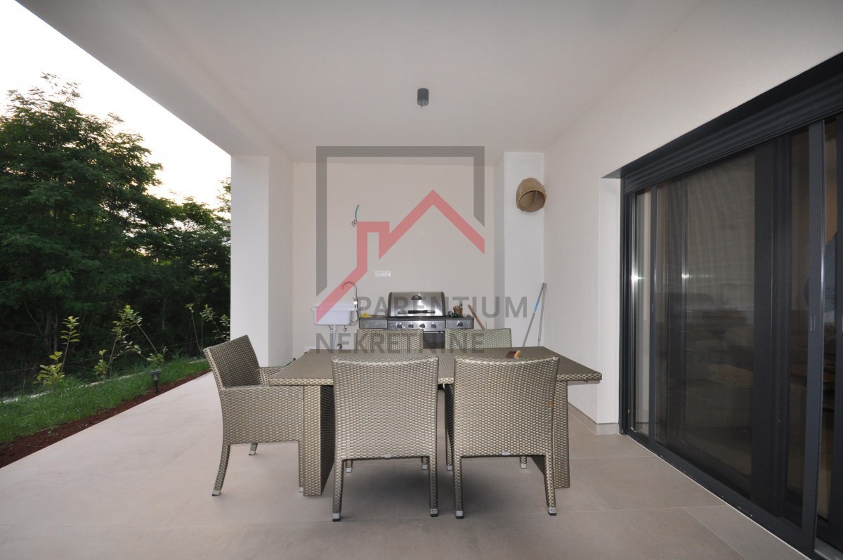 Casa con piscina ai margini del villaggio, con vista sulla foresta