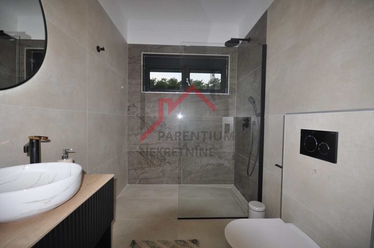 Casa con piscina ai margini del villaggio, con vista sulla foresta