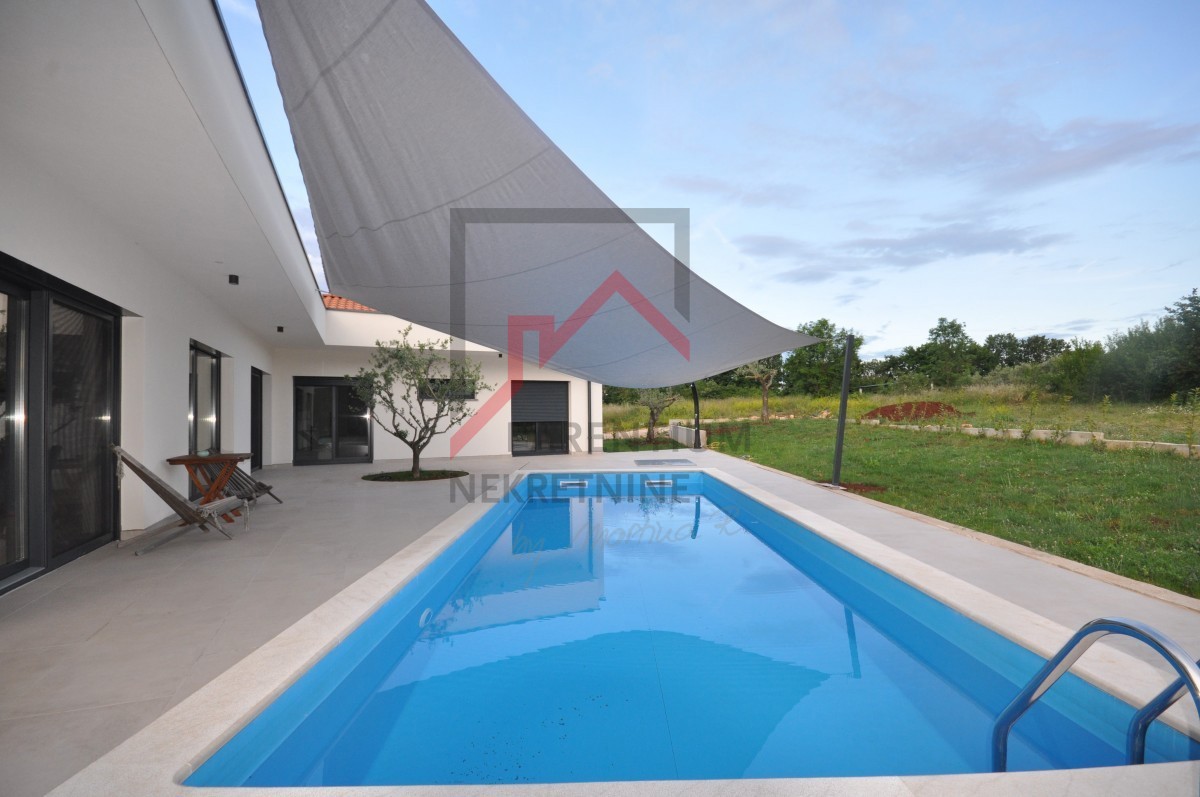 Casa con piscina ai margini del villaggio, con vista sulla foresta