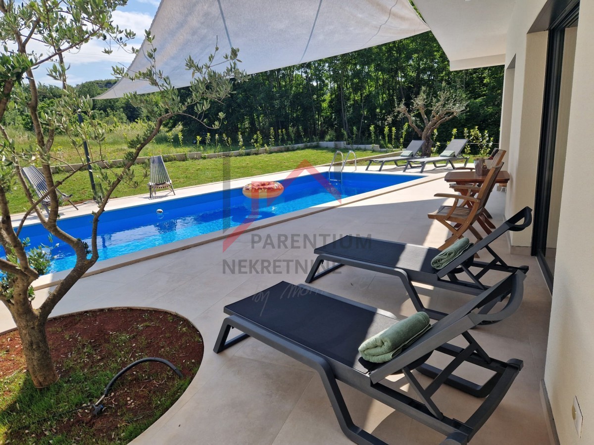 Casa con piscina ai margini del villaggio, con vista sulla foresta