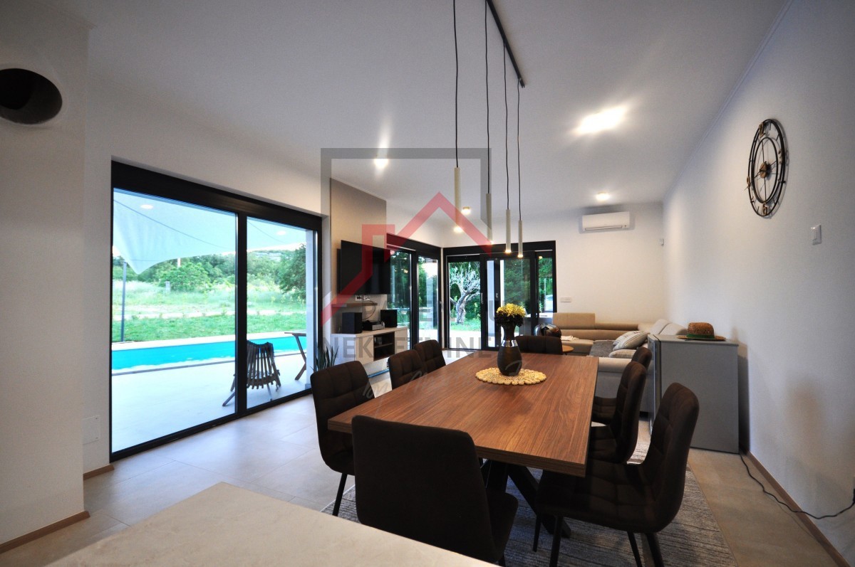 Casa con piscina ai margini del villaggio, con vista sulla foresta