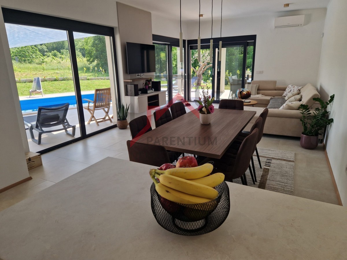 Casa con piscina ai margini del villaggio, con vista sulla foresta