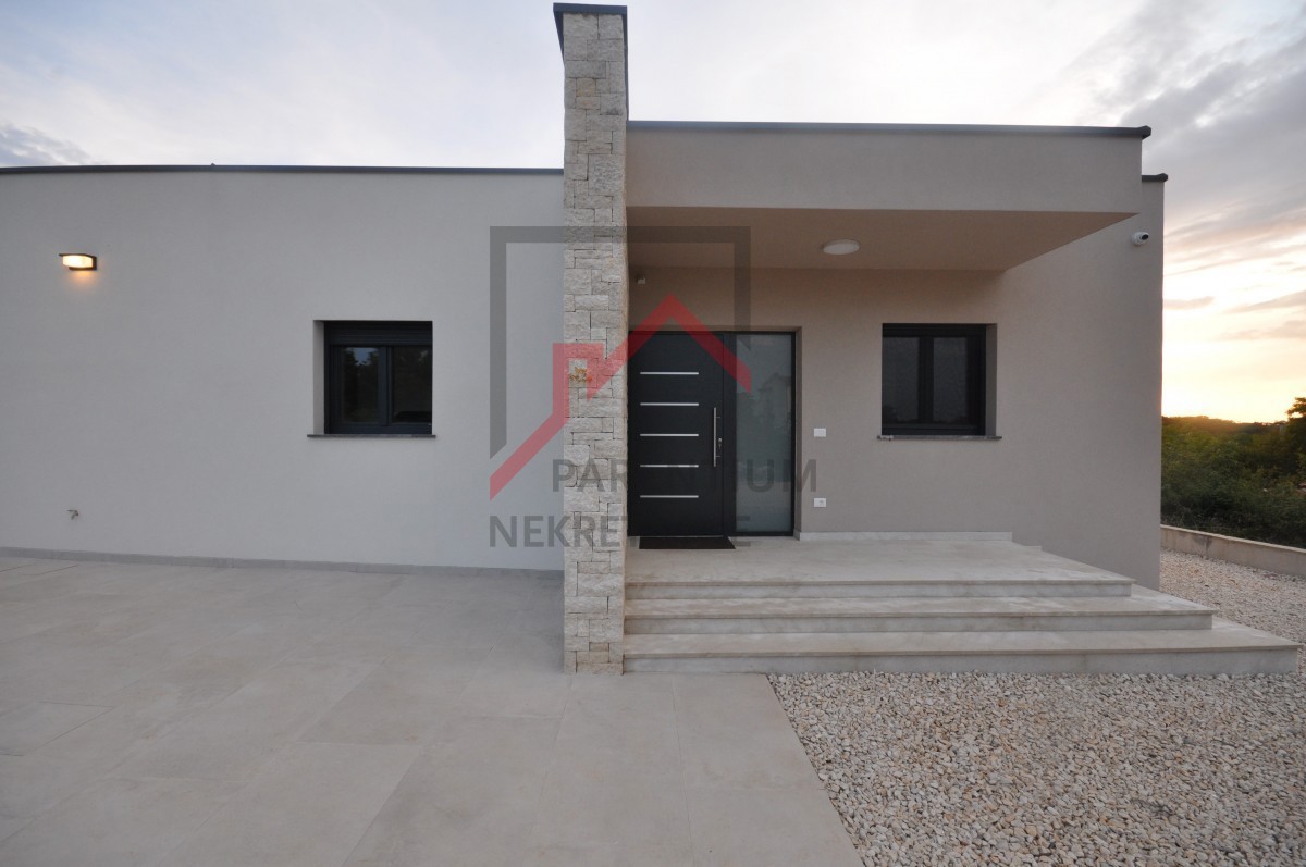 Casa con piscina ai margini del villaggio, con vista sulla foresta