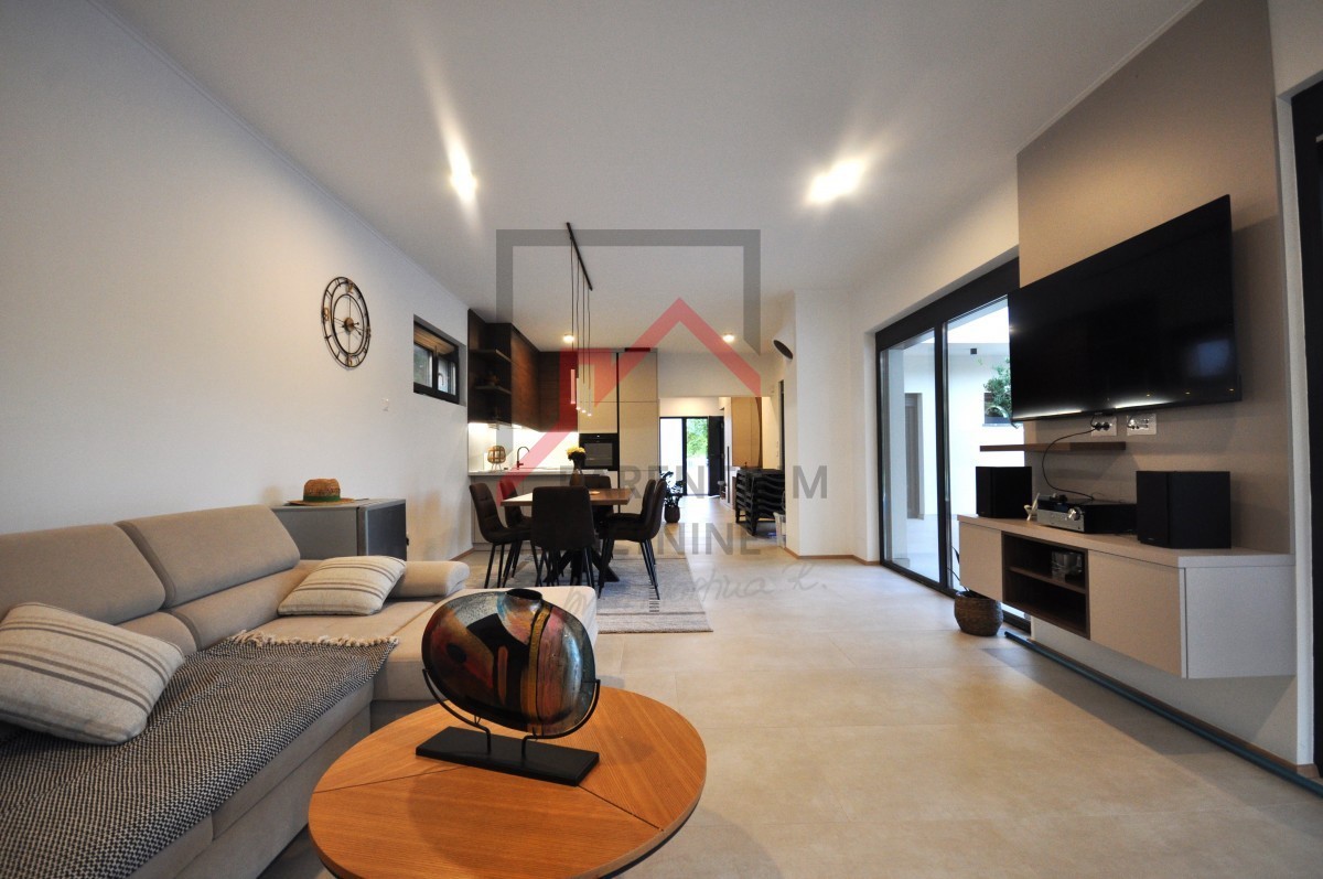 Casa con piscina ai margini del villaggio, con vista sulla foresta