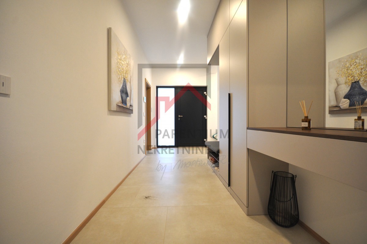 Casa con piscina ai margini del villaggio, con vista sulla foresta