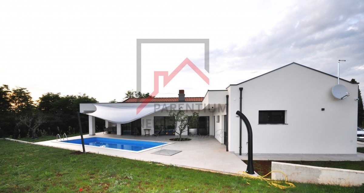 Casa con piscina ai margini del villaggio, con vista sulla foresta