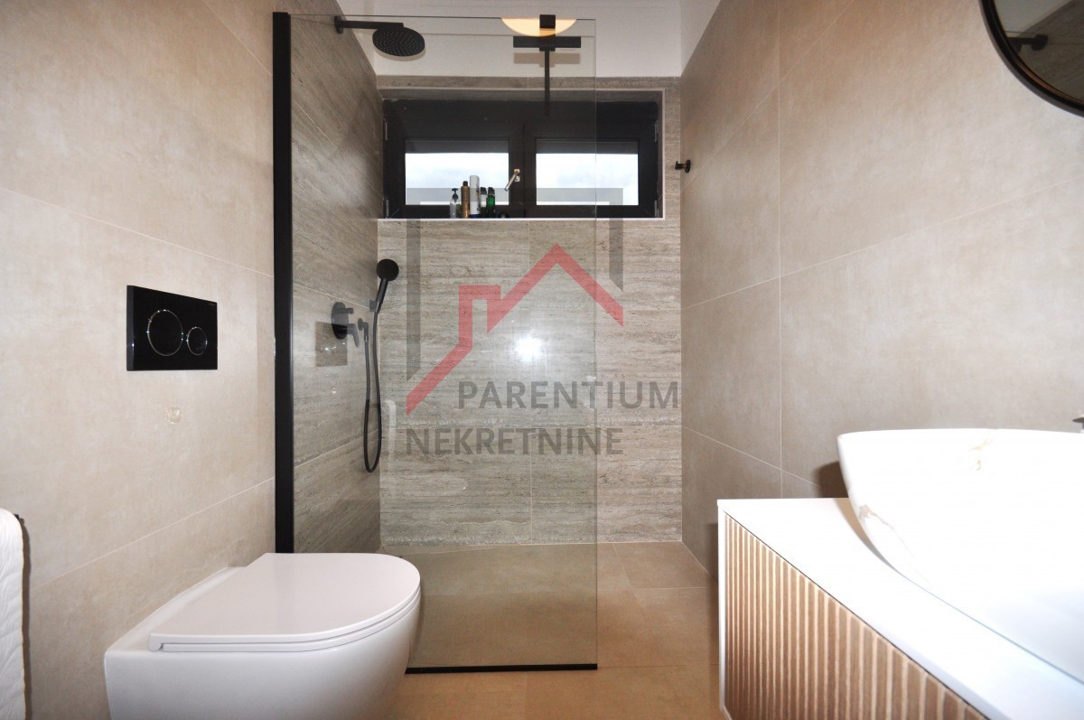 Casa con piscina ai margini del villaggio, con vista sulla foresta