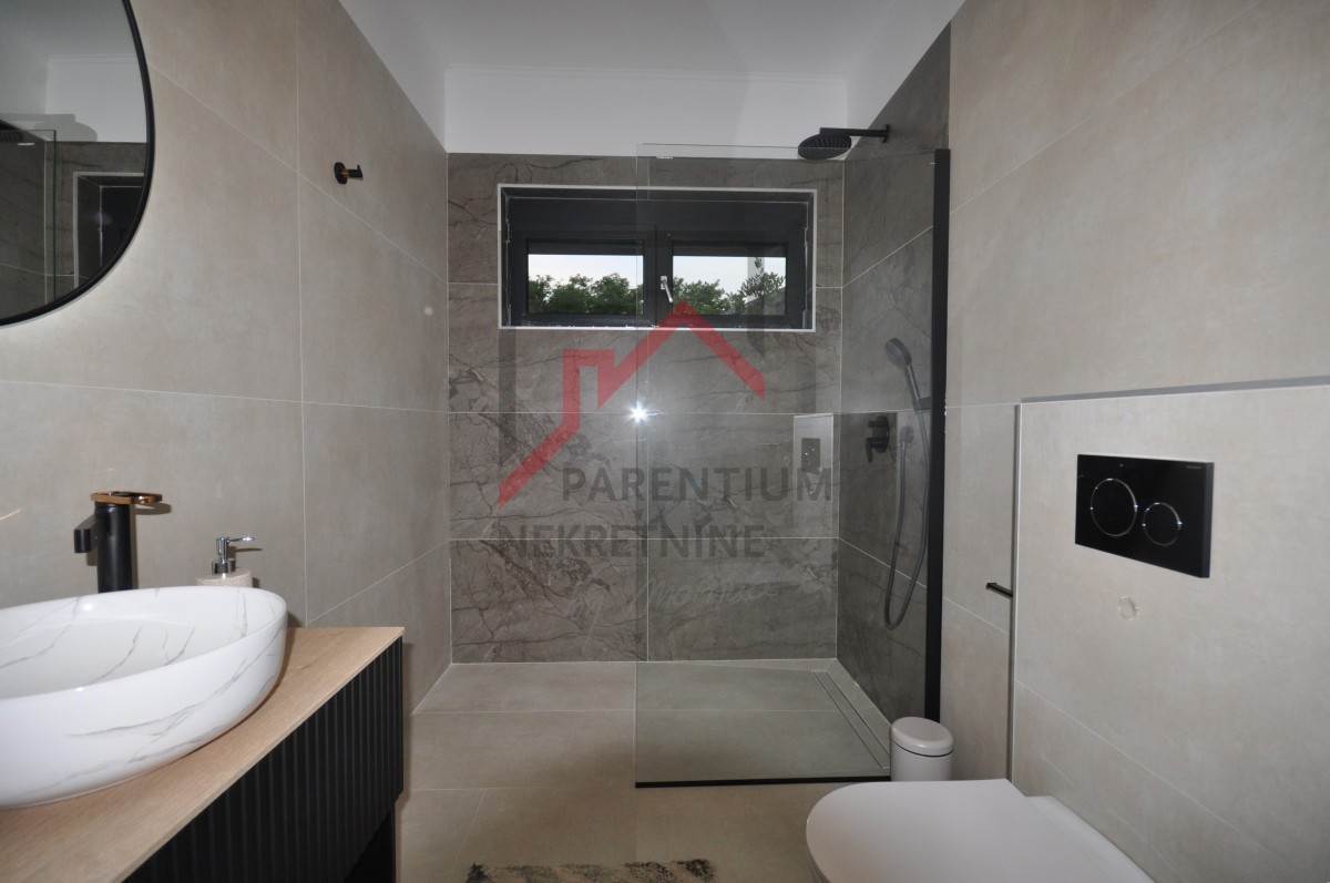 Casa con piscina ai margini del villaggio, con vista sulla foresta