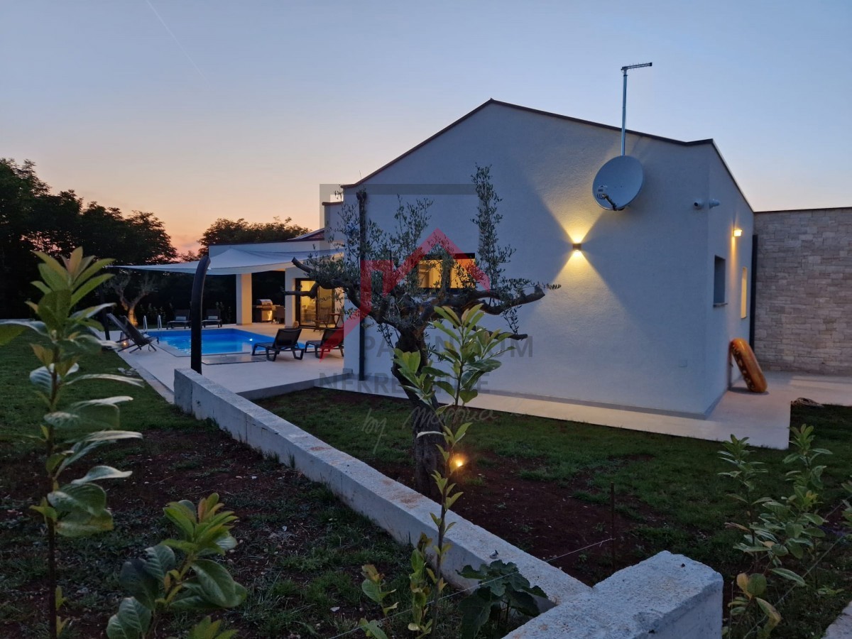 Casa con piscina ai margini del villaggio, con vista sulla foresta