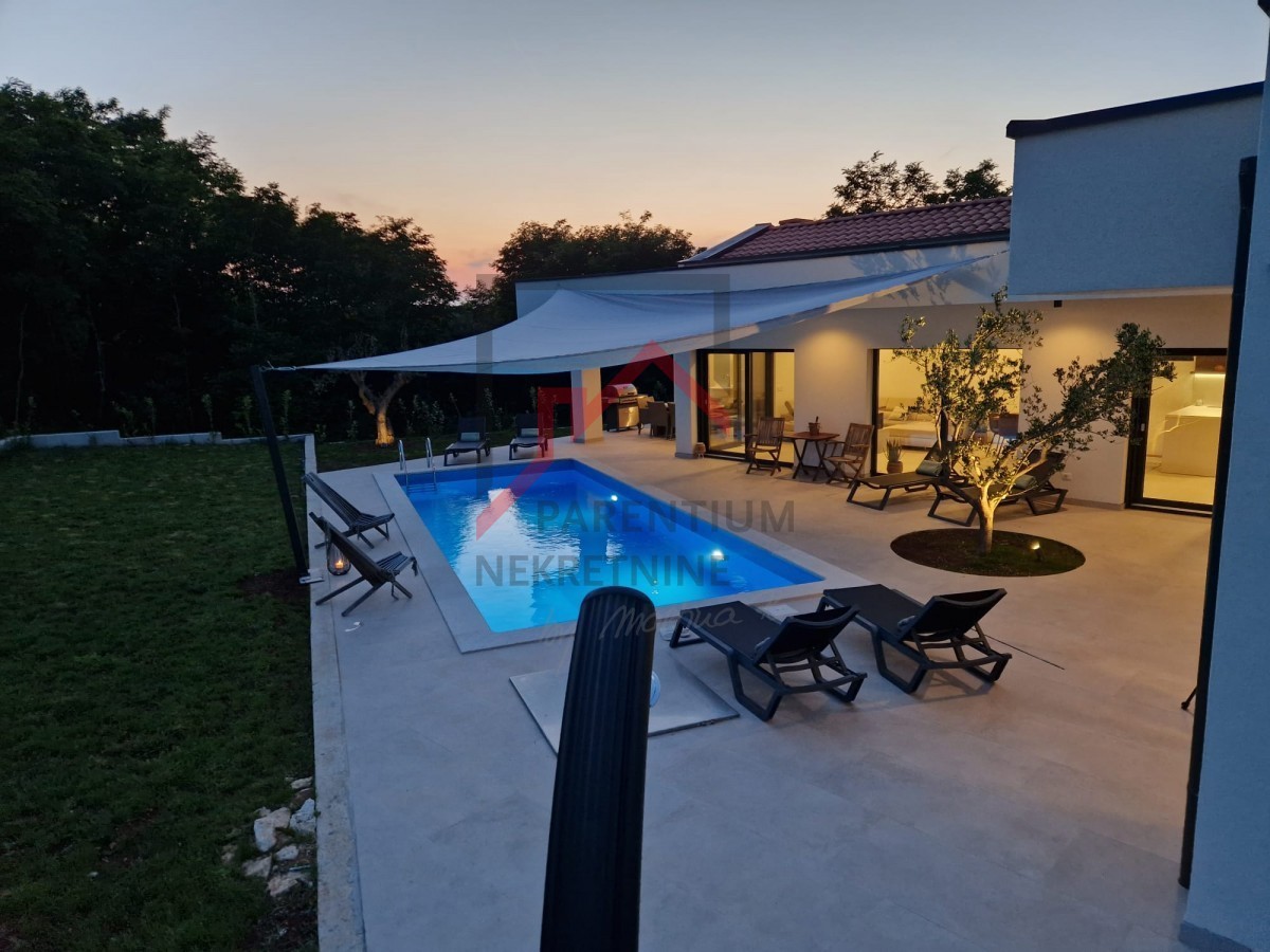 Casa con piscina ai margini del villaggio, con vista sulla foresta