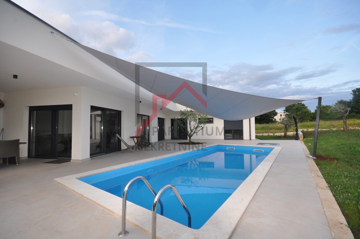 Casa con piscina ai margini del villaggio, con vista sulla foresta