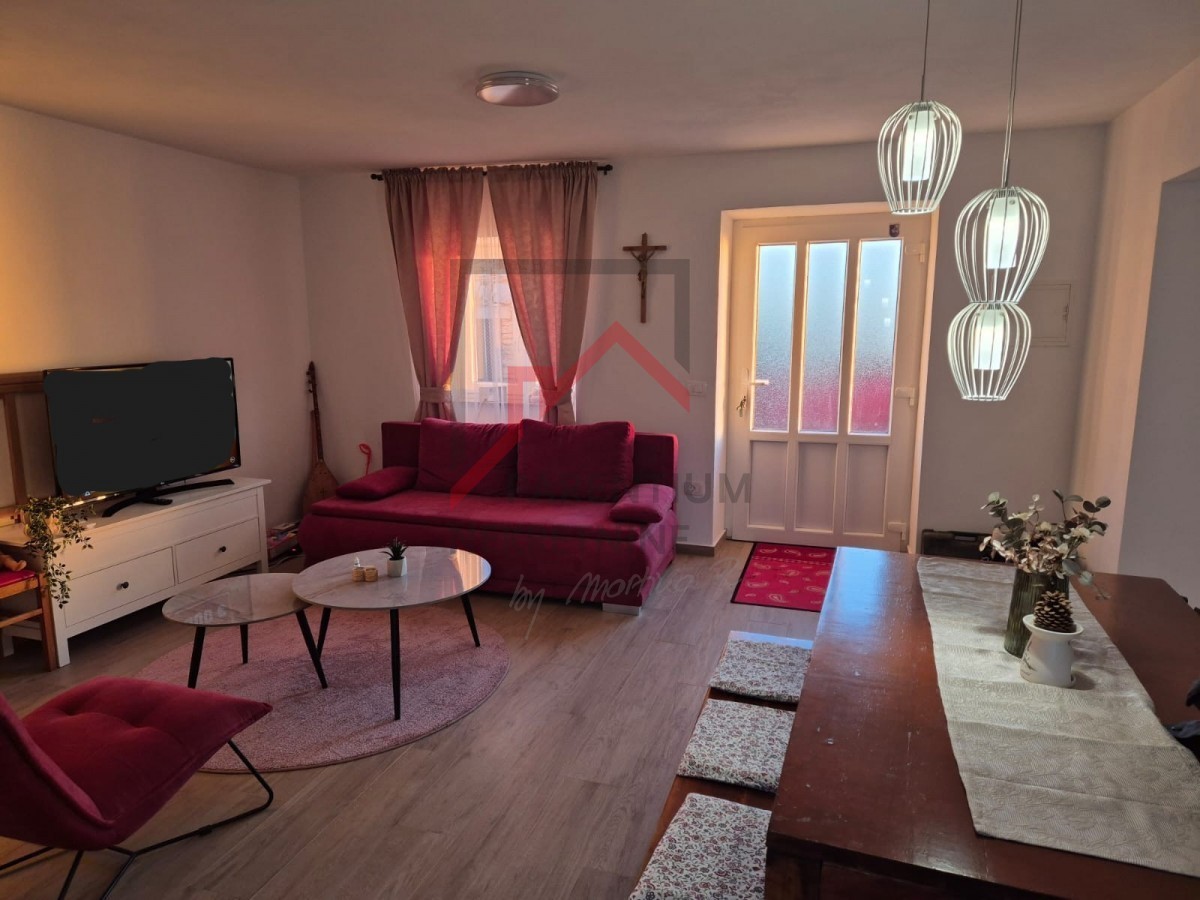 Casa in pietra ristrutturata su tre piani con cortile e posto auto