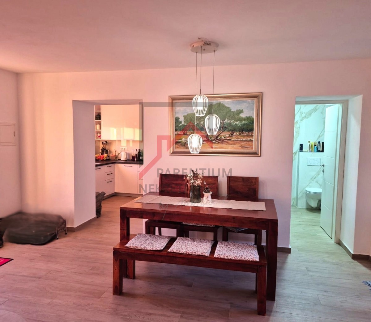 Casa in pietra ristrutturata su tre piani con cortile e posto auto