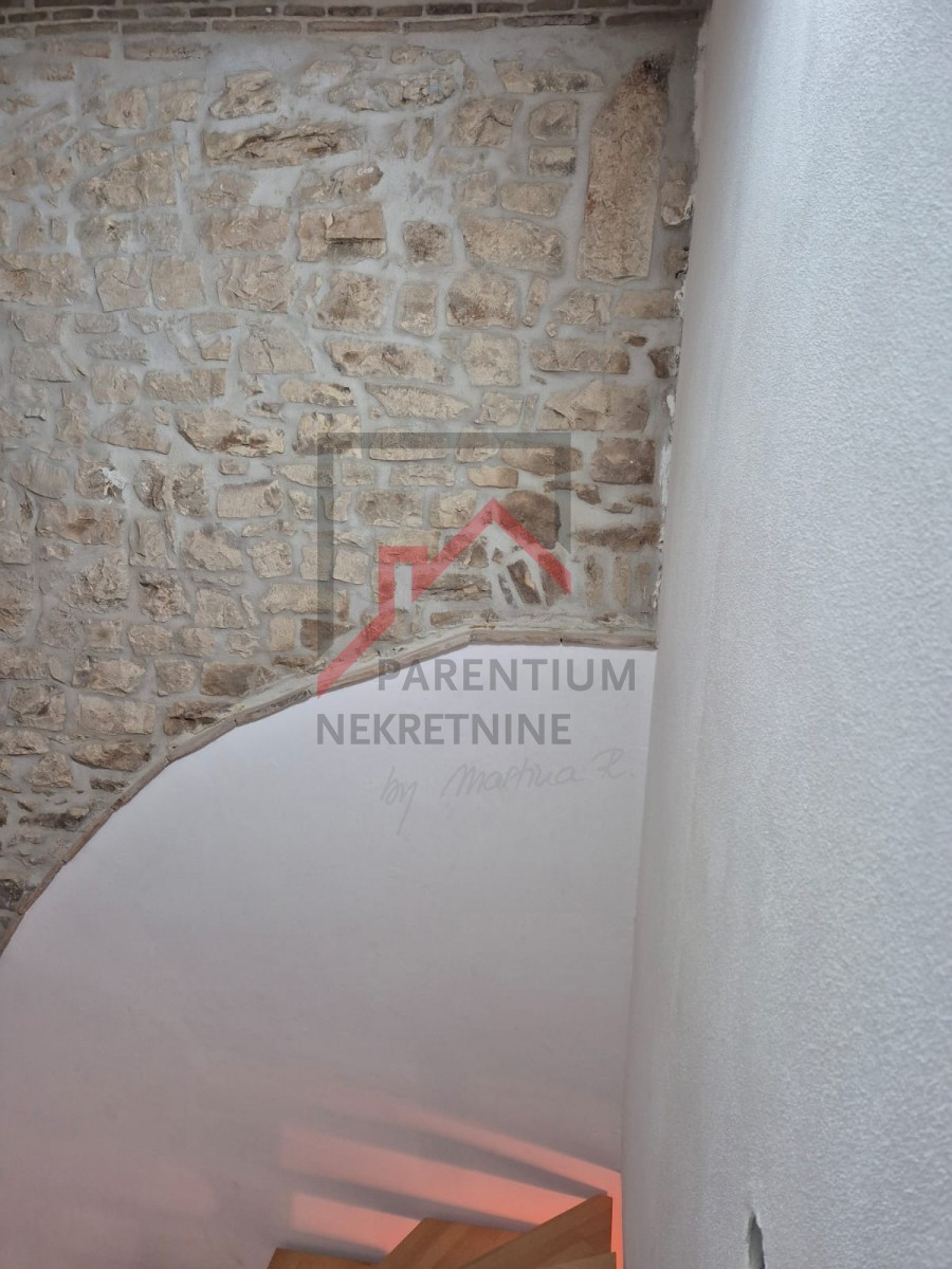 Casa in pietra ristrutturata su tre piani con cortile e posto auto