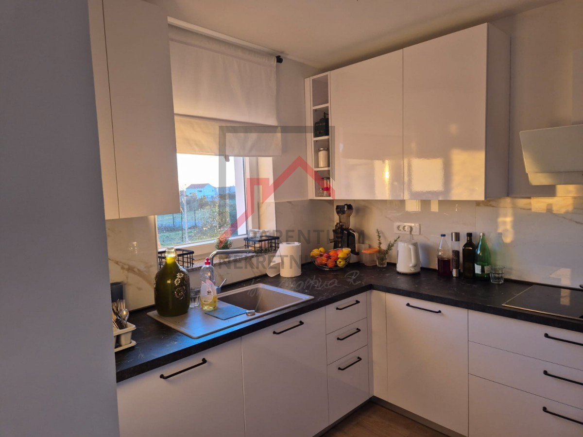 Casa in pietra ristrutturata su tre piani con cortile e posto auto