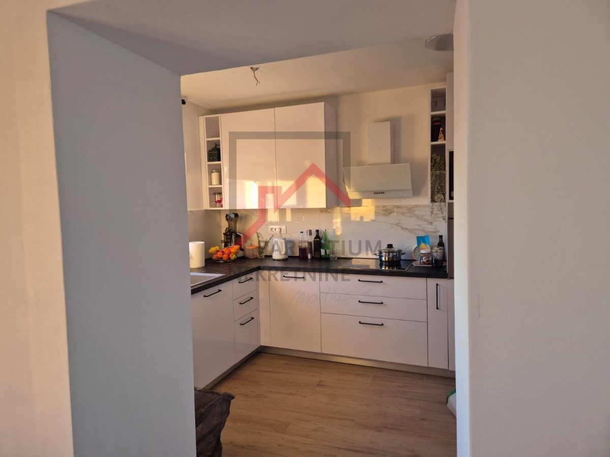 Casa in pietra ristrutturata su tre piani con cortile e posto auto